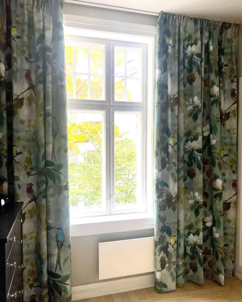 Hovedbilde Gardiner i stoffet Maple Tree Celadon